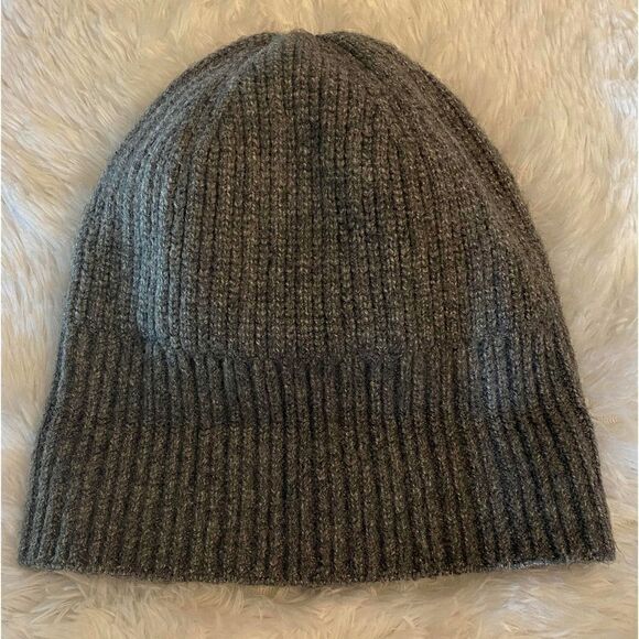 Universal Thread OS Woman’s Cable Knit Gray Beanie - Picture 2 of 3
